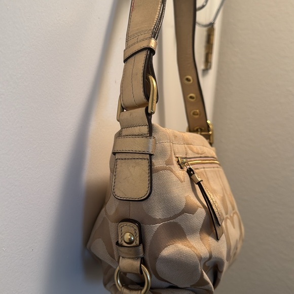 Small authen Coach purse. Cream and gold, leather straps. Gently used - Picture 6 of 9